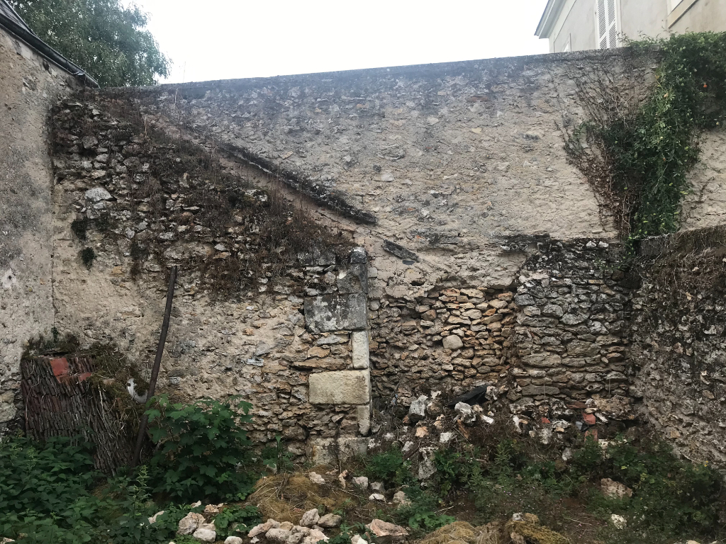 Maison à rénover proche du bourg de Reignac sur Indre,